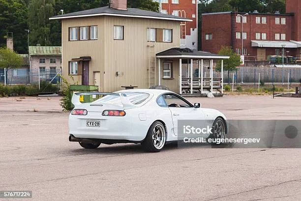 Белая Toyota Supra A80 — стоковые фотографии и другие картинки Auto Racing - Auto Racing, Toyota Motor, Автомобиль-0